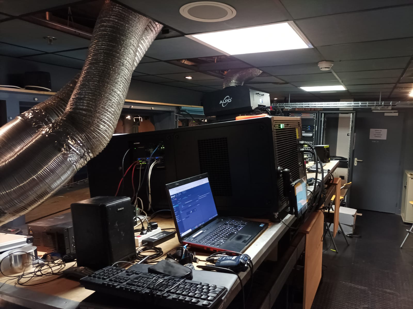 Cabine de projection du grand auditorium au CID
